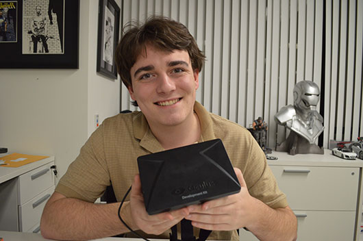 Palmer Luckey posando con la primera unidad del Oculus Rift recién salida de la planta de fabricación