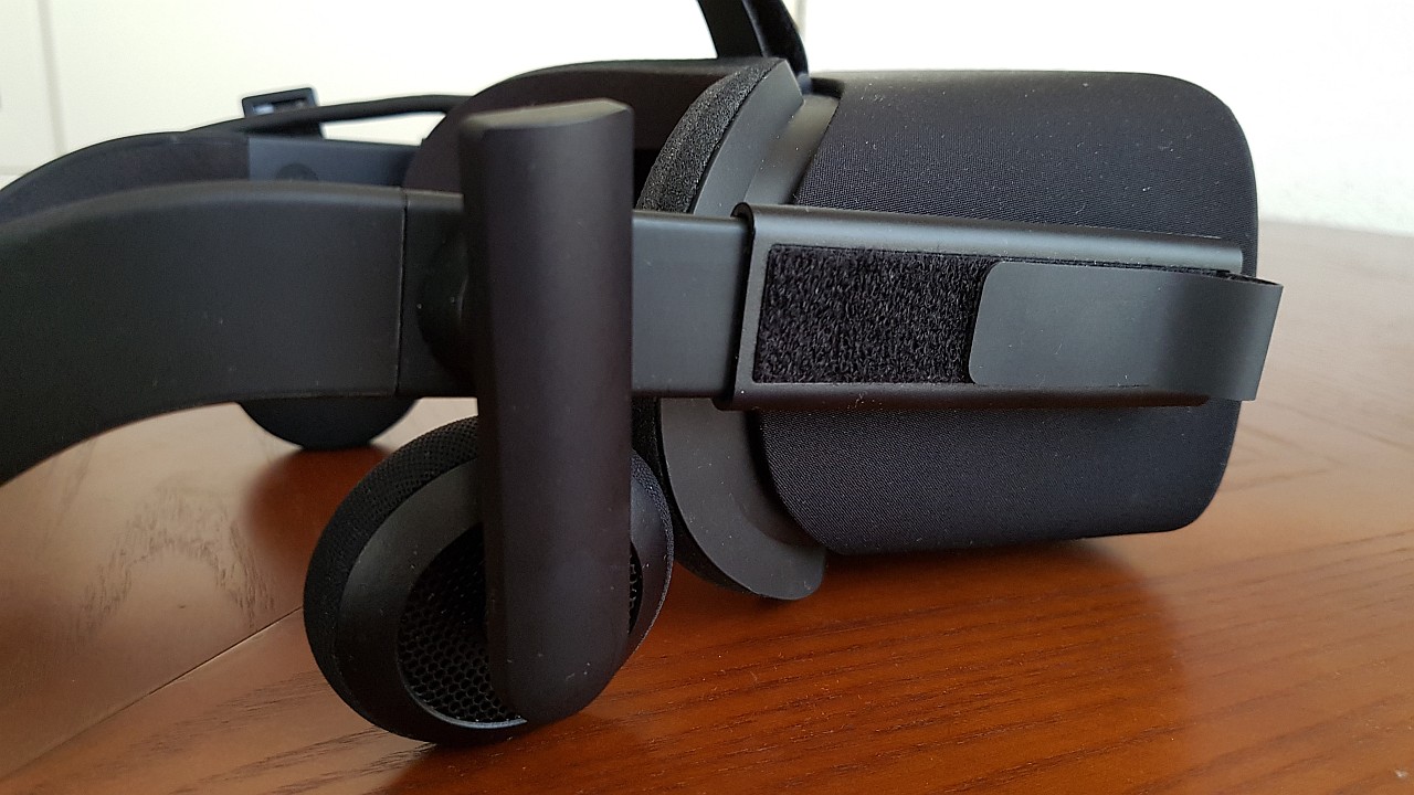 Lateral de la versión comercial de Oculus Rift