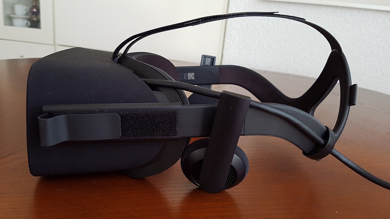 Lateral de la versión comercial de Oculus Rift