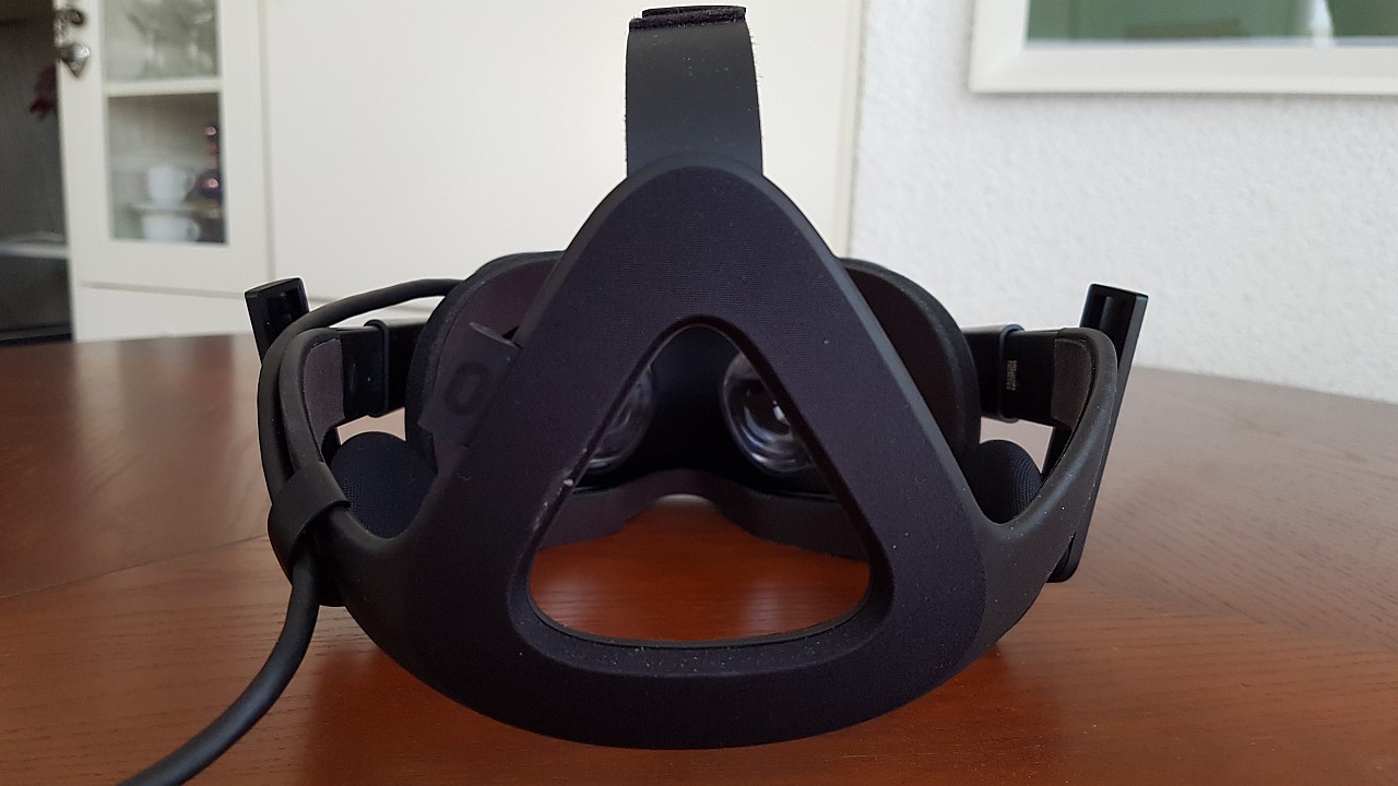 Parte trasera de la versión comercial de Oculus Rift