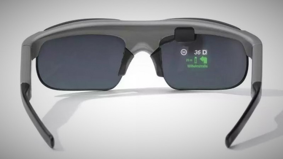 BMW presenta unas gafas inteligentes para la conducción en moto